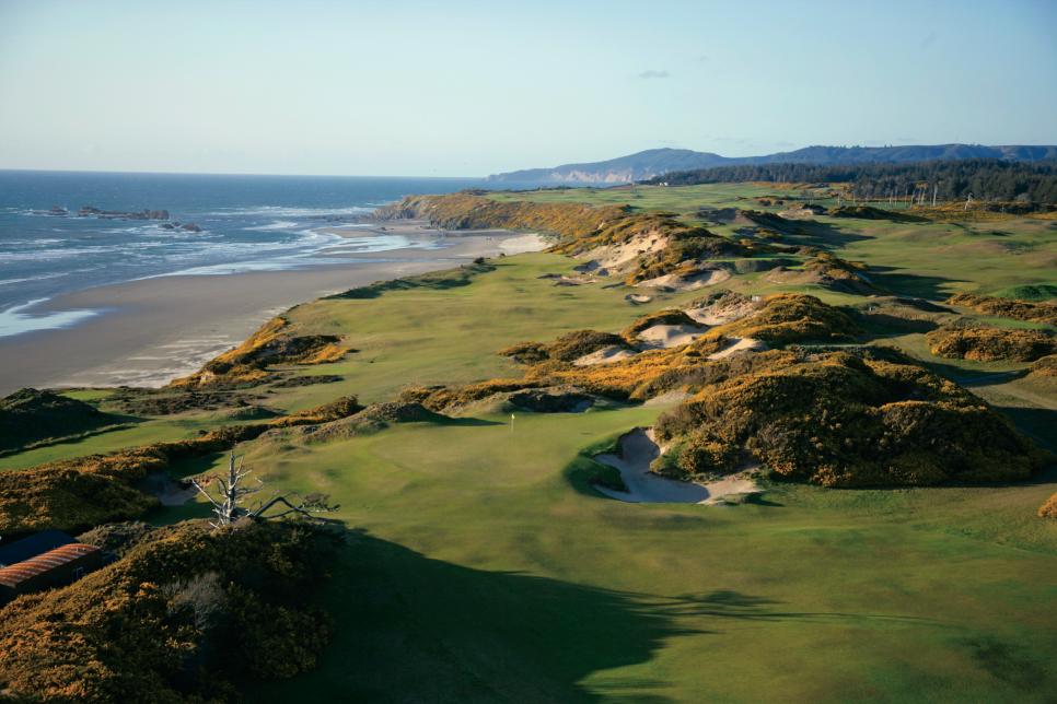 /content/dam/images/golfdigest/fullset/2021/4/pacific dunes Pacific Dunes' third green and 13th fairway.jpg